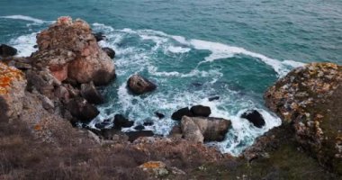 Kayalık kayalıklardan ve su sıçratan dalgalardan oluşan kayalık bir deniz. Karadeniz kıyısı, Bulgaristan, Kamen bryag