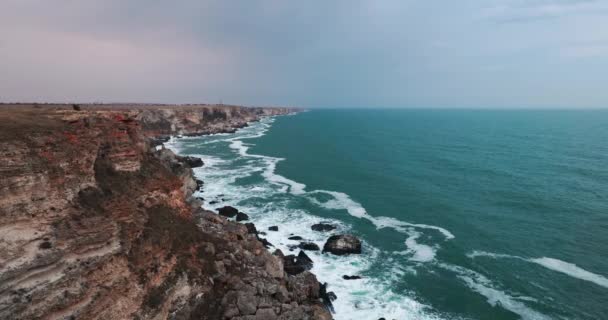 保加利亚 黑海海岸海景 卡门布良格的岩石悬崖和海浪冲撞 戏剧性的4K视频 — 图库视频影像
