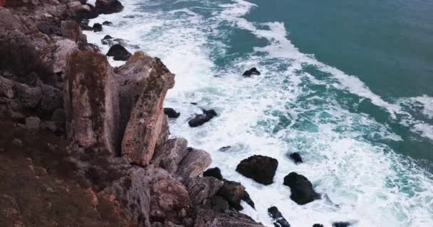 保加利亚 黑海海岸海景 卡门布良格的岩石悬崖和海浪冲撞 戏剧性的4K视频 — 图库视频影像