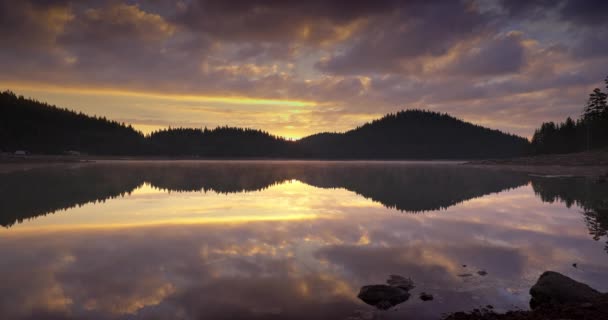 高山湖泊和森林的晨雾 日出4K航拍视频 — 图库视频影像