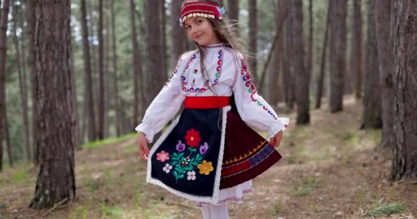 Šťastné Usměvavé Bulharské Děvče Folklorním Kostýmu Relaxace Mystickém Horském Lese — Stock video