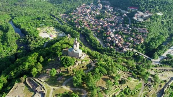 美しい夏の日 ブルガリアの自然と歴史 4Kの航空ビデオでヴェリコTarnovo市のTsarevets要塞の空中日の出ビュー — ストック動画