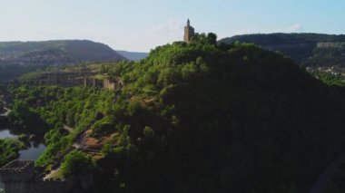 Güzel bir yaz gününde Veliko Tarnovo kentindeki Çarevets Kalesi 'nin hava gündoğumu manzarası, Bulgaristan doğa ve tarihi, 4k hava klibi