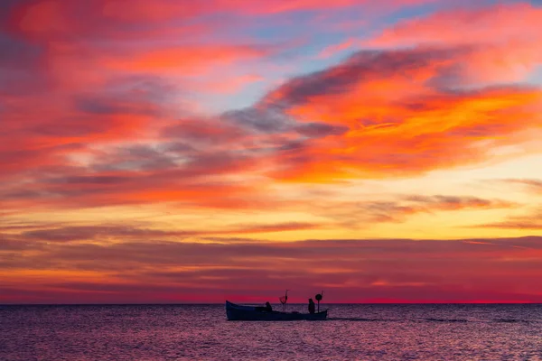 Βάρκα Και Την Ανατολή Του Ηλίου Όμορφη Cloudscape — Φωτογραφία Αρχείου
