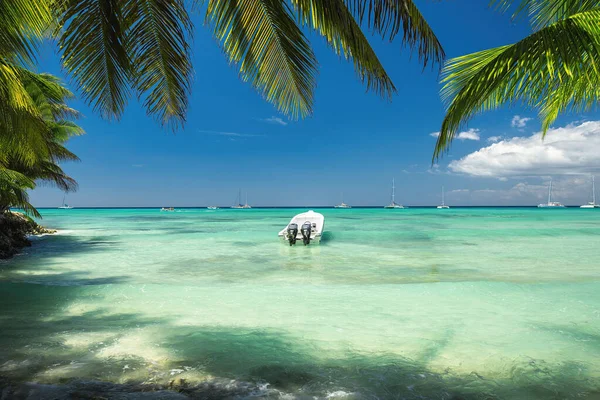 Piękne Morze Karaibskie Łódź Brzegu Egzotycznej Tropikalnej Wyspy Widok Panoramiczny — Zdjęcie stockowe