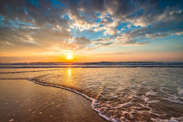 Pláž Východ Slunce Nad Tropickým Mořem — Stock fotografie