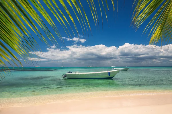 エキゾチックな熱帯の島の海岸に美しいカリブ海とボート ビーチからのパノラマビュー — ストック写真