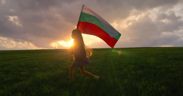 Красивая Болгарская Девушка Молодая Женщина Болгарский Флаг Открытом Воздухе Зеленом — стоковое видео