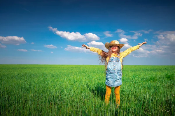 Zelená Jarní Pšenice Pole Krajina Šťastný Farmář Dívka Hrát Slámou — Stock fotografie