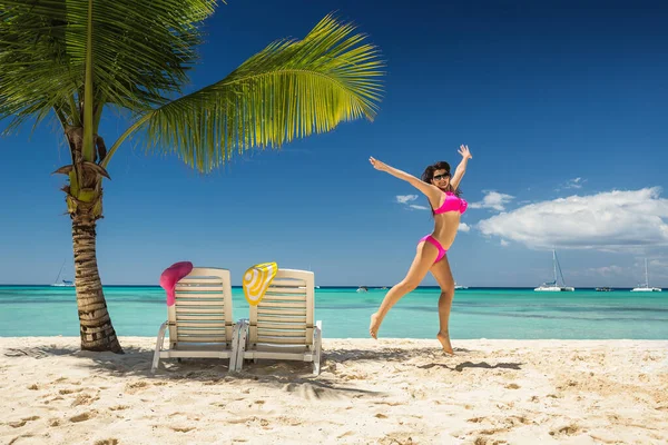 Ξέγνοιαστη Νεαρή Γυναίκα Χαλαρώνει Στην Τροπική Παραλία Νήσος Saona Playa — Φωτογραφία Αρχείου