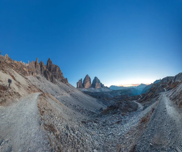 多洛米蒂阿尔卑斯山岩石山脉在特雷西梅迪拉瓦雷多 — 图库照片