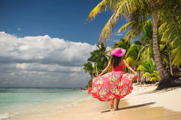 Dertsiz Genç Bir Kadın Tropik Plajda Dinleniyor Saona Adası Dominicana — Stok fotoğraf
