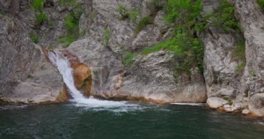 Bulgaristan 'ın Medven kentinde Şelale Sini vir ve ekolojik patika. Doğa manzarası ve akan nehir 4K videosu