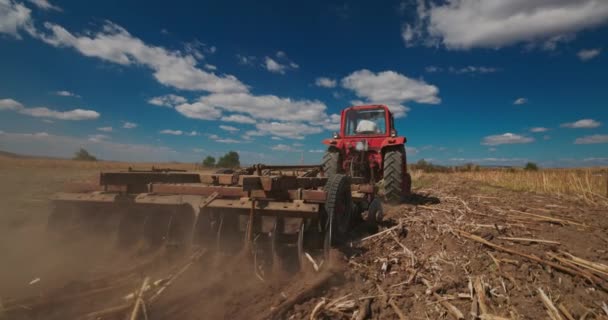 Traktor Pracuje Poli Drancuje Zem Jarní Drancování Farmář Traktoru Připravuje — Stock video