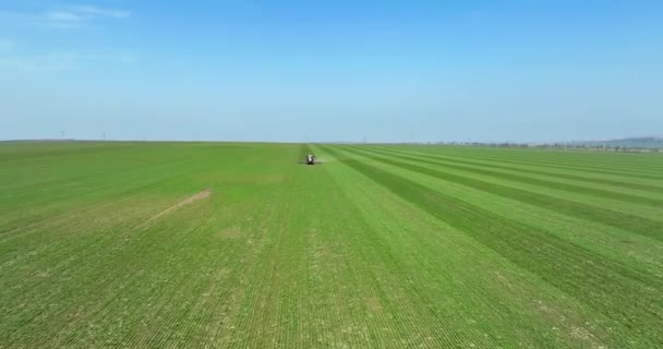 Traktor Rollerem Jarním Poli Anténní Video Odvalování Půdy Podporuje Klíčení — Stock video