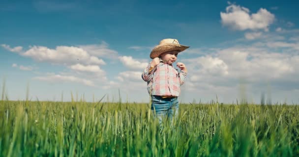 Cowboy Granjero Pequeño Niño Con Sombrero Paja Campo Primavera Fresco — Vídeos de Stock