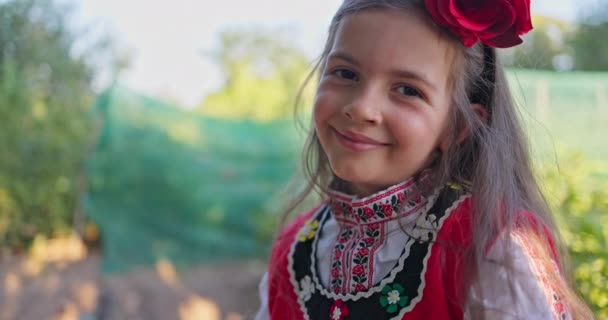 Дівчинка Фольклорному Вбранні Хулігани Піднялася Його Волоссі Посміхаючись Дивлячись Рослини — стокове відео