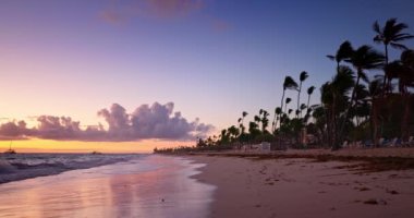 Tropikal okyanus plajı ve Karayip denizi üzerinde gün doğumu, Playa Bavaro, Punta Cana, Dominik Cumhuriyeti 4k video