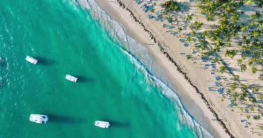 Karayip denizinde tropik sahil kıyısı. Playa Bavaro, Punta Cana, Dominik Cumhuriyeti ve okyanustaki teknelerin hava gündoğumu manzarası