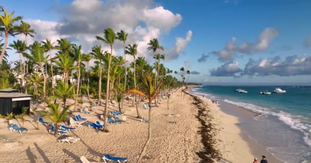 熱帯の海のビーチやカリブ海の日の出 プレヤバイバロの空中ビュー プンタカナ ドミニカ共和国4Kビデオ — ストック動画