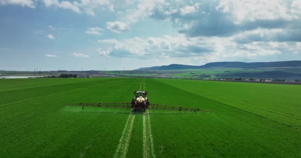 Traktor Hnojí Zelené Pole Farmer Postřik Pesticidy Mladé Rostliny Antény — Stock video