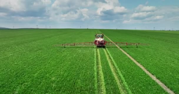 Traktor Hnojí Zelené Pole Farmer Postřik Pesticidy Mladé Rostliny Antény — Stock video
