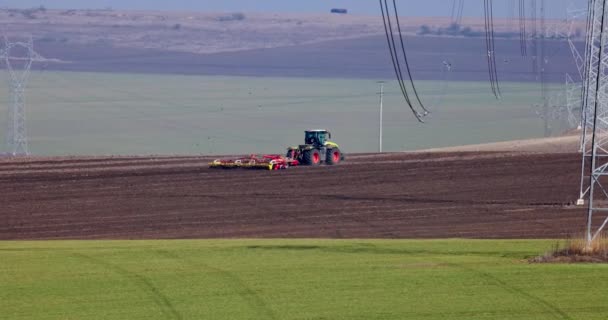Traktor Mit Walzenbearbeitung Auf Dem Frühlingsfeld Bodenbearbeitung Für Eine Gute — Stockvideo