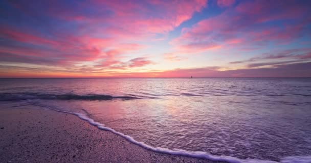 美丽的海洋日出在波涛汹涌的水面和海滨 热带的清晨在岛上 — 图库视频影像