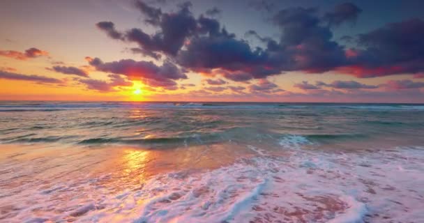 热带彩海日出在海岛海滩 4K电影胶片 — 图库视频影像
