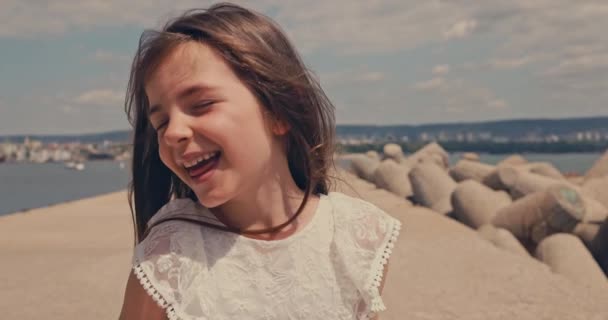 Feliz Riendo Cantando Hermosa Chica Caminando Cerca Orilla Playa Costa — Vídeos de Stock