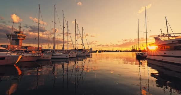Lüks Yelkenli Tekneler Yatlar Bir Limanda Yat Limanında Altın Gün — Stok video