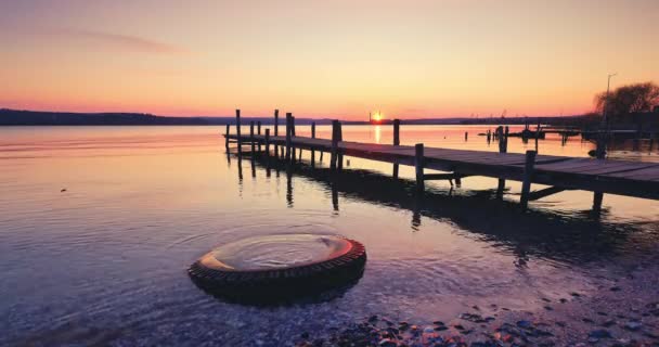 Mořské Jezero Západ Slunce Nad Starým Dřevěným Mola Břehu Relaxační — Stock video