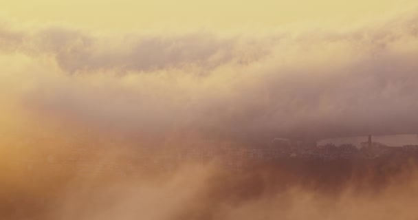Veduta Aerea Attraverso Nuvole Soleggiate Sulla Città Sul Mare Mistica — Video Stock