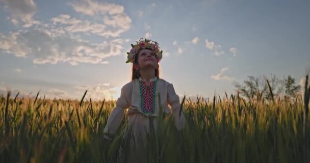 Красива Молода Дівчина Квітковою Капелою Етнічний Фольклорний Одяг Традиційною Болгарською — стокове відео