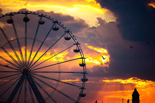 Ferris Wheel Illuminations Amusement Park Scenic Sunset Dramatic Sky Clouds — Zdjęcie stockowe