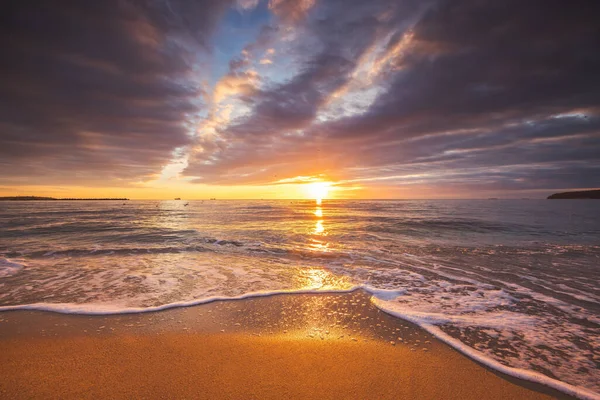 Sahilde Renkli Deniz Gündoğumu Deniz Kıyısında Bulutlu Bir Sabah — Stok fotoğraf