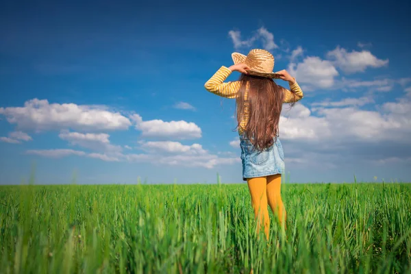 Зелена Пшениця Ландшафт Щаслива Фермерська Дівчина Грає Солом Яним Капелюхом — стокове фото