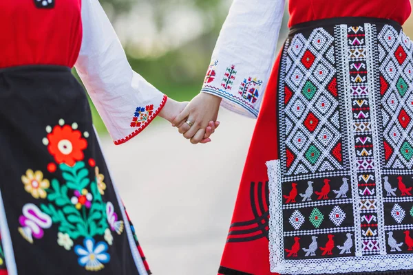 Flickor Traditionella Bulgariska Etniska Kostymer Med Folklore Broderi Hålla Händer — Stockfoto