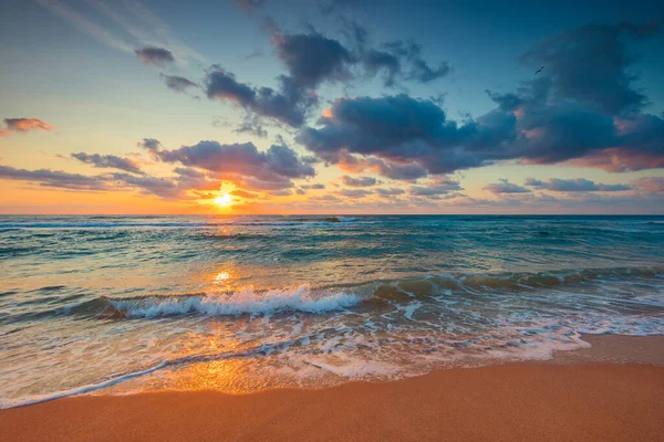 Krásná Oblačnost Nad Mořským Pobřežím Východ Slunce Tropickém Ostrově Pláži — Stock fotografie