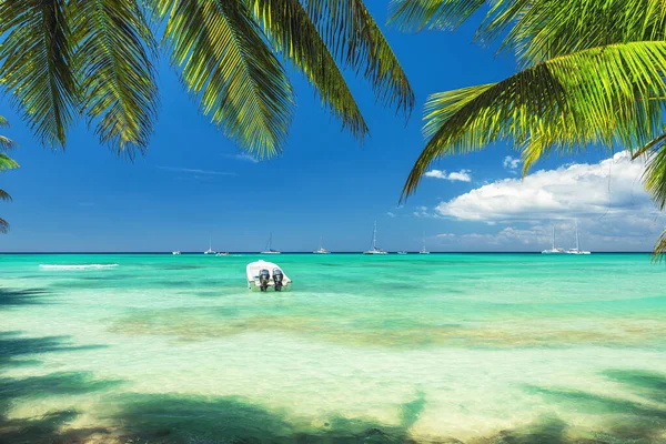 Tytuł Piękne Karaibskie Morze Łódź Brzegu Oceanu Widok Panoramiczny Plaży — Zdjęcie stockowe