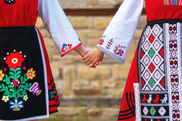 Meninas Trajes Étnicos Tradicionais Búlgaros Com Bordados Folclóricos Mãos Dadas — Fotografia de Stock