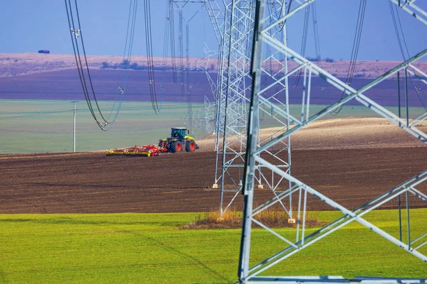 Traktördeki Çiftçi Tohum Ekiciyle Toprağı Hazırlıyor — Stok fotoğraf