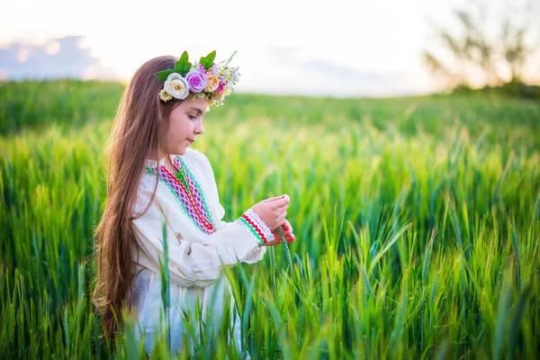 Vacker Ung Flicka Med Blomma Kapell Etnisk Folklore Klänning Med — Stockfoto