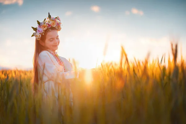 Красива Молода Дівчина Квітковою Капелою Етнічний Фольклорний Одяг Традиційною Болгарською — стокове фото
