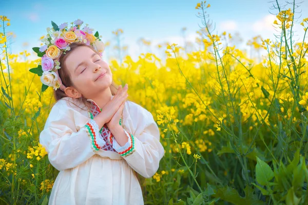菜の花畑で日没時に伝統的なブルガリアの刺繍が施された花の連句 民族の民俗衣装を着た美しい若い女の子を夢見て — ストック写真