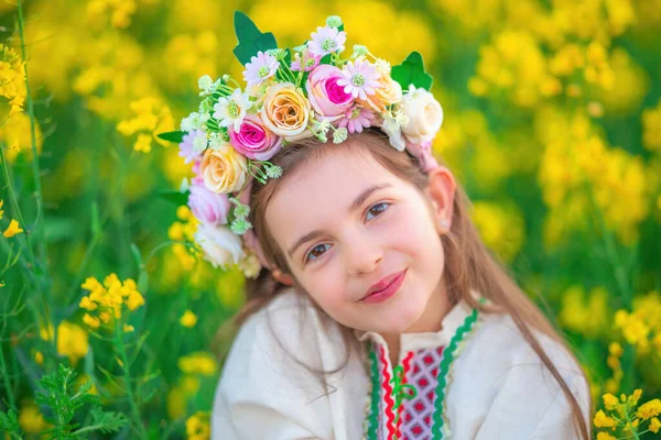Träumend Schönes Junges Mädchen Mit Blumenkranz Ethnischer Folklorekleidung Mit Traditioneller — Stockfoto