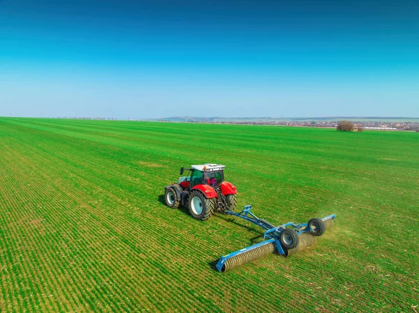 Traktor Rollerem Jarním Poli Letecký Pohled Kultivaci Půdy Podporuje Klíčení — Stock fotografie