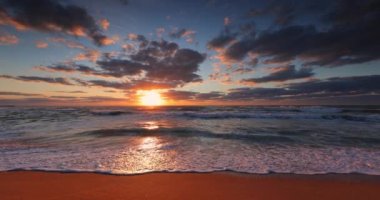 Tropikal okyanus plajı ve Karayipler üzerinde güzel bir renk gündoğumu, Dominik Cumhuriyeti 4k video