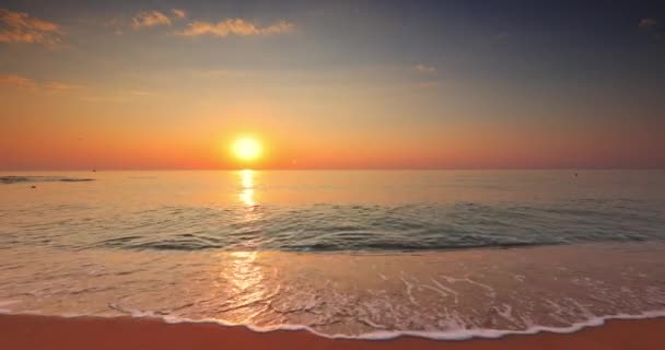 熱帯ビーチの海岸と黄金の海の日の出と水しぶき波 — ストック動画