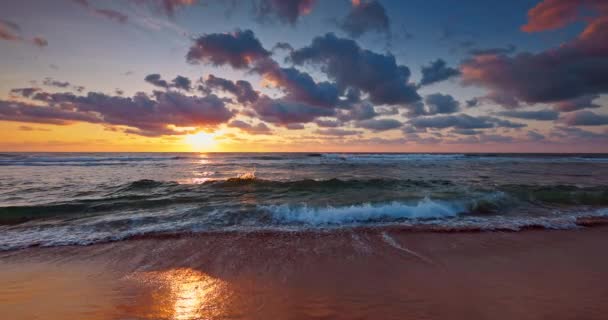 ビーチの砂と波の上の色熱帯の海の日の出 4Kビデオ — ストック動画